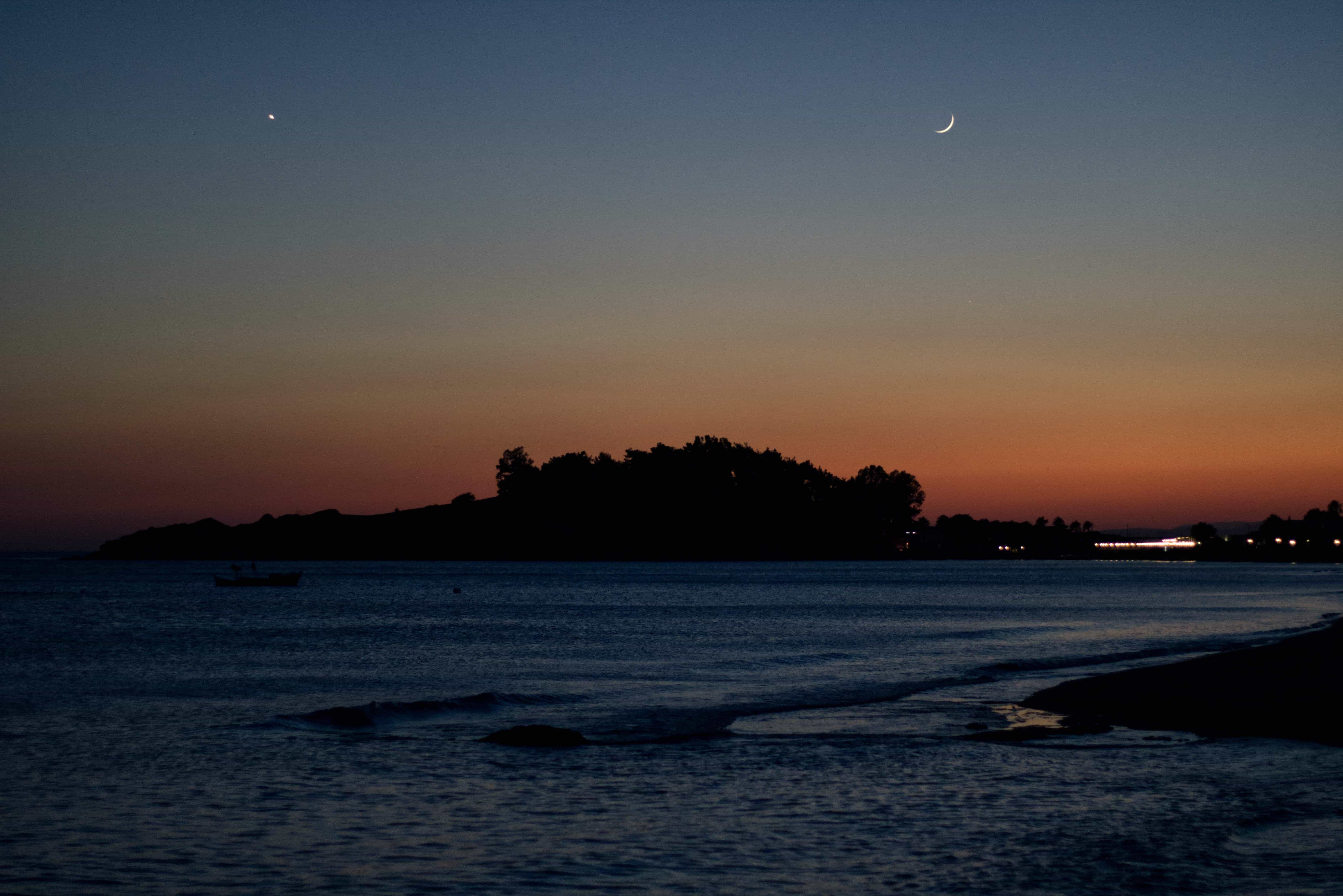 A nice Sunset with the Moon